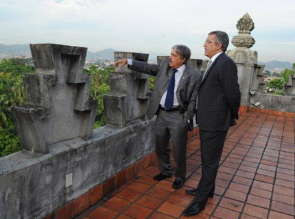  Gadelha mostra a Padilha o cenário do Rio de Janeiro visto do terraço do Castelo da Fiocruz 