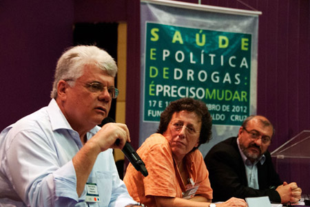  Pedro Gabriel Delgado, Paula Marques e Oscar Gómez da Trindade, que participaram do <EM>Painel Mundo<BR><br />
</EM>(Foto: Viva Rio) 