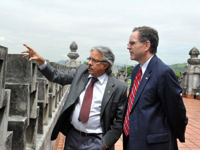 O presidente da Fiocruz, Paulo Gadelha, e o cônsul-geral dos Estados Unidos, John Creamer, na visita à Fiocruz (Foto: Peter Ilicciev) 