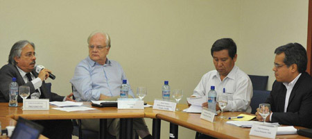  O presidente da Fiocruz, Paulo Gadelha, na reunião com os representantes peruanos (Foto: Peter Ilicciev) 