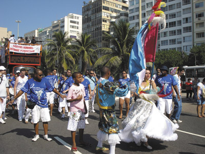  Teatro-Procissão na Praia de Copacabana, comandado por blocos carnavalescos, durante o 2º Fórum Internacional de Saúde Coletiva, Saúde Mental e Direitos Humanos (Foto: Leandra Brasil da Cruz) 