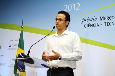  Rafael Polidoro, da Fiocruz Minas, que recebeu o Prêmio Mercosul de Ciência e Tecnologia (C&T) na categoria <EM>Jovem Pesquisador</EM> devido ao estudo<EM>.</EM> Foto: Movimento Brasil Competitivo. 