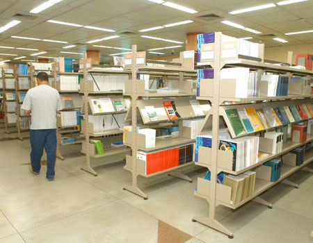  Corredor de uma das bibliotecas do Instituto de Comunicação e Informação Científica e Tecnológica em Saúde, no <EM>campus </EM>de Manguinhos (Foto: Peter Ilicciev) 