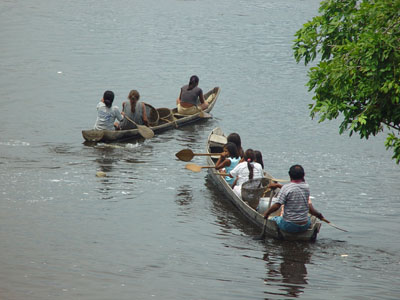  Moradores de Iauaretê, no Amazonas, navegam pelo Rio Waupés (Foto: Leandro Giatti) 