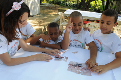  As atividades de conscientização sobre a dengue reuniram 40 crianças e adolescentes, de oito a 15 anos. Fotos: Peter Ilicciev/CCS/Fiocruz 
