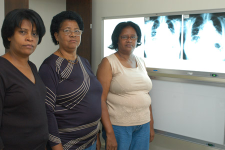  A atual presidente da Abrea-RJ, Ruth Nascimento (à dir), com a irmã e a prima: ex-trabalhadoras da indústria têxtil e diagnosticadas com asbestose 