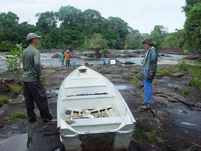 Pesquisadores usam barcos para chegar a distantes aldeias da Amazônia (Foto: Raquel Scopel) 