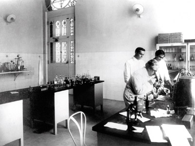  Oswaldo Cruz em ação em seu laboratório na Fiocruz: peças do Museu incluem órgãos humanos coletados pelo próprio sanitarista (Arquivo COC/Fiocruz) 