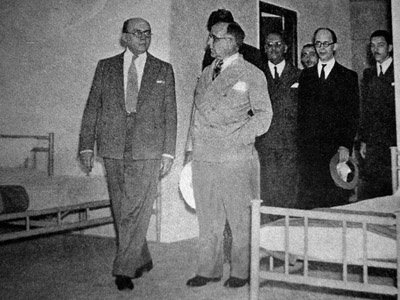  Getúlio Vargas e o ministro Gustavo Capanema percorrem as enfermarias da colônia, em 1941 