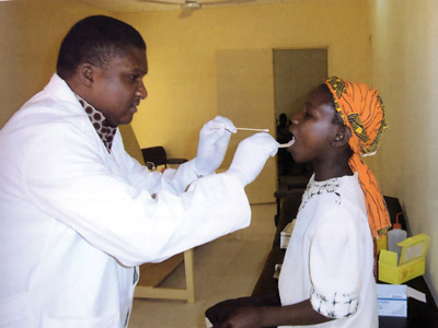  Médico atende a paciente na Nigéria: Fiocruz treina profissionais de vários países 