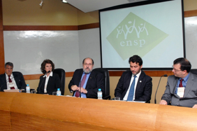  A mesa de abertura do evento foi iniciada por Antônio Ivo de Carvalho (no centro), diretor da Escola Nacional de Saúde Pública (Ensp/Fiocruz). 