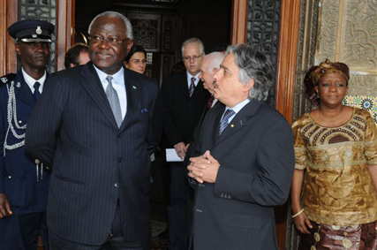  O presidente de Serra Leoa, Ernest Bai Koroma, é recebido pelo presidente da Fiocruz, Paulo Gadelha. Fotos: Peter Ilicciev/CCS 