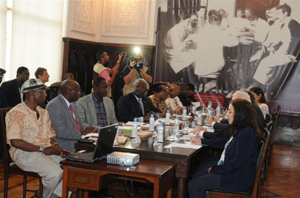  Reunidos na Biblioteca do Castelo da Fiocruz, representantes de Serra Leoa e da Fiocruz discutem possibilidades futuras de cooperação 