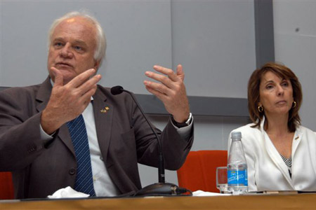  Paulo Buss e a alta-comissária da Saúde de Portugal, Maria do Céu Machado (Foto: Peter Ilicciev) 
