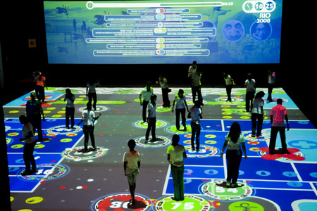  Ao pisar no tabuleiro, cada jogador recebe uma aura individual projetada no solo que o acompanha durante toda a simulação (Foto: S. Chivet/CSI image) 