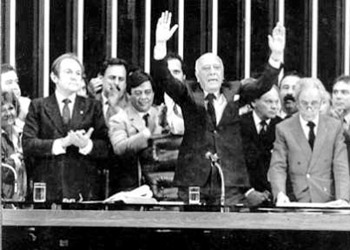  Ulysses Guimarães comemora a inclusão do SUS na Constituição de 1988 