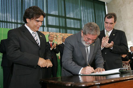  O novo ministro da Saúde, José Gomes Temporão (à direita), prepara-se para assinar o termo de posse ao lado do presidente Luiz Inácio Lula da Silva e do ex-ministro Agenor Álvares (Foto: Domingos Tadeu/PR) 