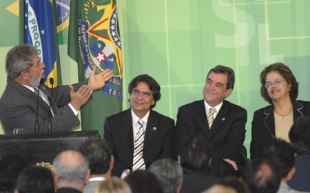  O presidente Lula discursa na posse do novo ministro, observado por Temporão, pelo ex-ministro da Saúde Agenor Alvares e pela ministra da Casa Civil, Dilma Rousseff (Foto: Antonio Cruz/ABr) 