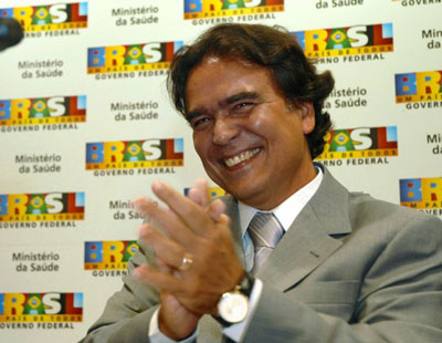  José Gomes Temporão ao tomar posse no Ministério da Saúde (Foto: Marcello Casal Jr / ABr) 