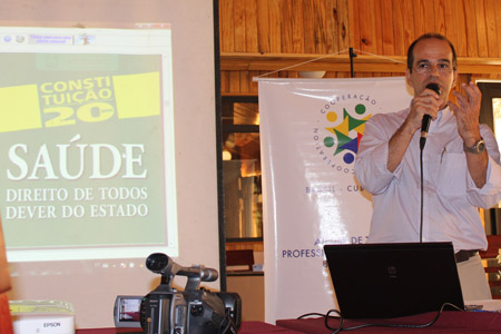  O jornalista Rogério Lannes no seminário<EM> Midía e Saúde</EM>, promovido em março (Foto: Renata Machado) 