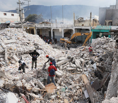  O sismo matou 220 mil pessoas, deixou 300 mil feridas e 1 milhão desabrigadas 