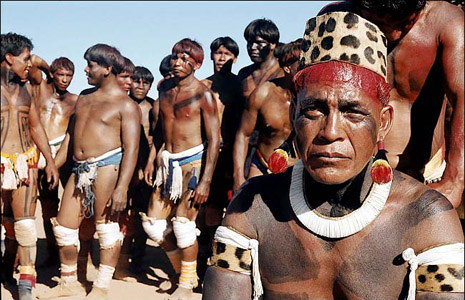  Índios waurá se preparam para uma dança ritual no Alto Xingu (Foto: Nicolas Reynard/<EM>The New York Times</EM>) 